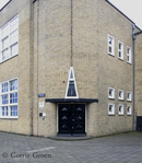 Zij-ingang zoals de architect waarschijnlijk bedoeld heeft.
<br/>
Corrie Groen- Pickhard, 2015-01-02